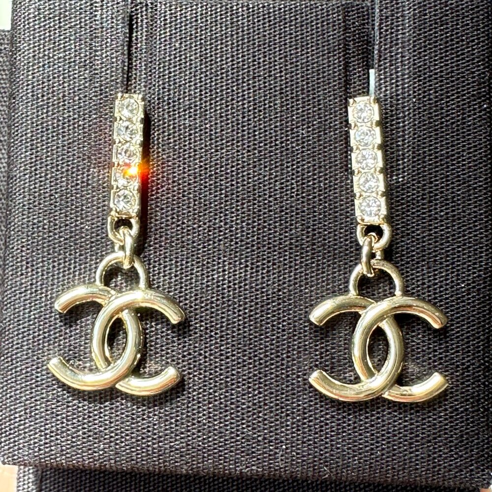 2024P CHANEL GOLD TONE CC LOGO WHITE CRYSTALS DANGLE EARRINGS - Picture 12 of 16